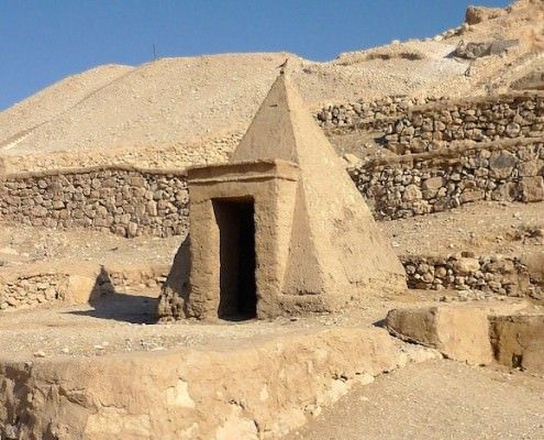 Tomb at the entrance of Deir El Medina - Photo by Rémih