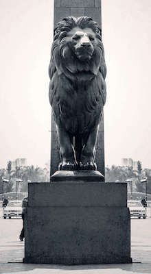 Qasr El-Nile Lion Statue at Noon